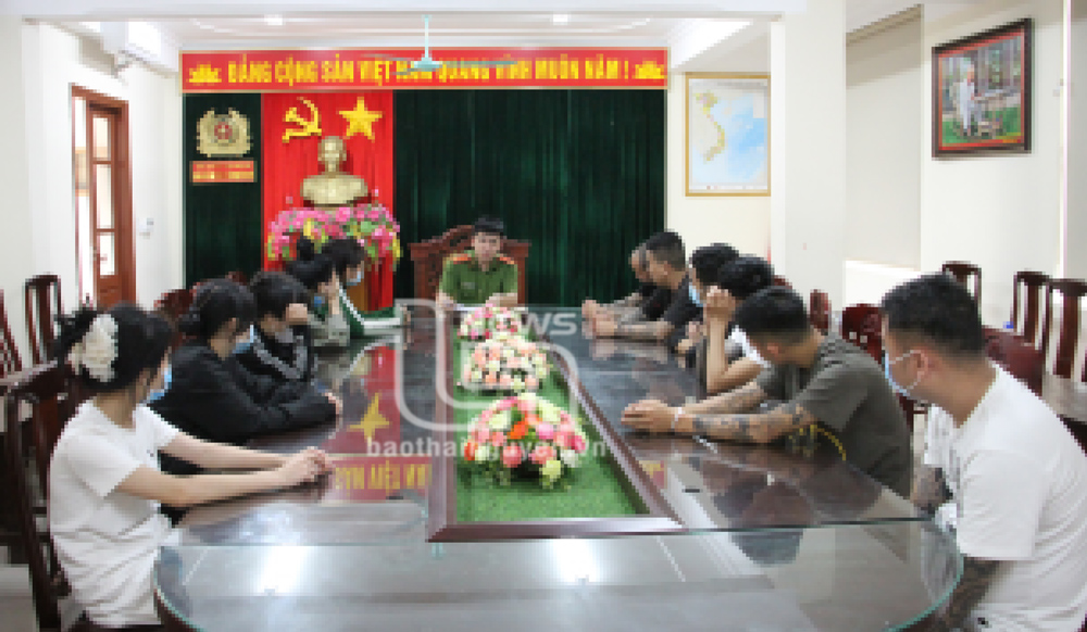Công an lấy lời khai của các đối tượng.