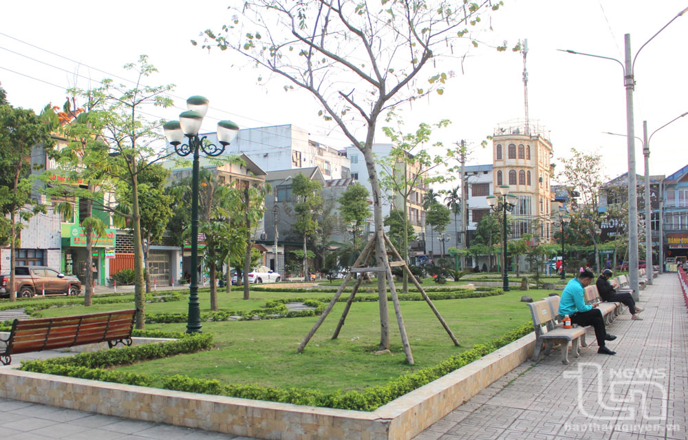 Khu công viên cây xanh, bồn hoa tại phường Hoàng Văn Thụ đáp ứng nhu cầu thể dục, thể thao, giải trí cho người dân ở khu dân cư.