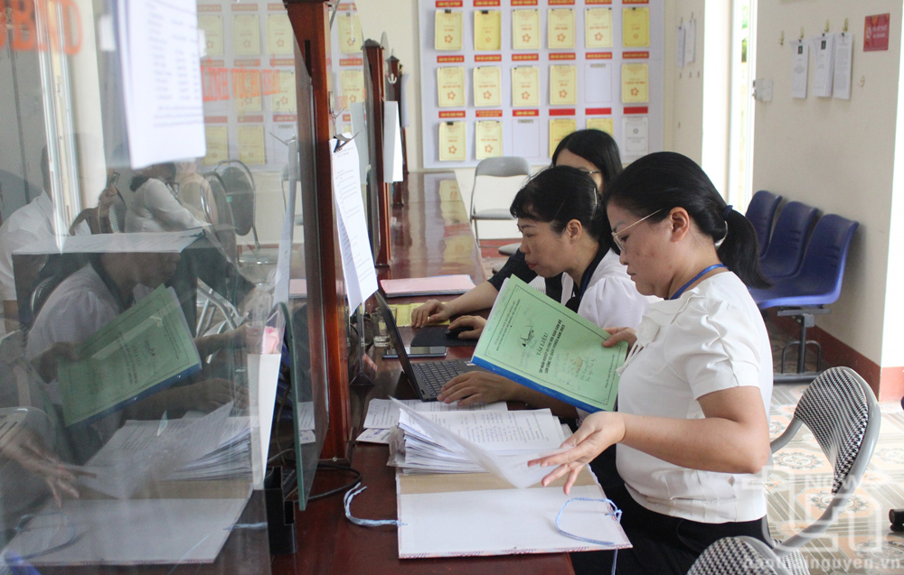 Đoàn công tác kiểm tra công vụ, cải cách hành chính tại UBND xã Hóa Trung (Đồng Hỷ).