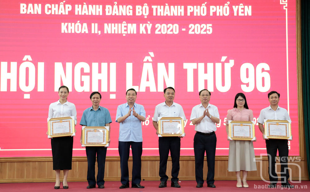 Thành ủy Phổ Yên khen thưởng các cá nhân có nhiều thành tích trong công tác kiểm tra, giám sát nhiệm kỳ 2020-2025.