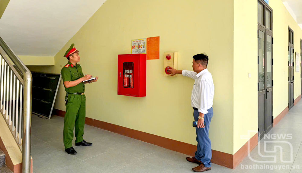 Cán bộ Phòng Cảnh sát Phòng cháy chữa cháy và Cứu nạn cứu hộ (Công an tỉnh) kiểm tra hệ thống chuông báo cháy tại Trường THPT Phú Bình.