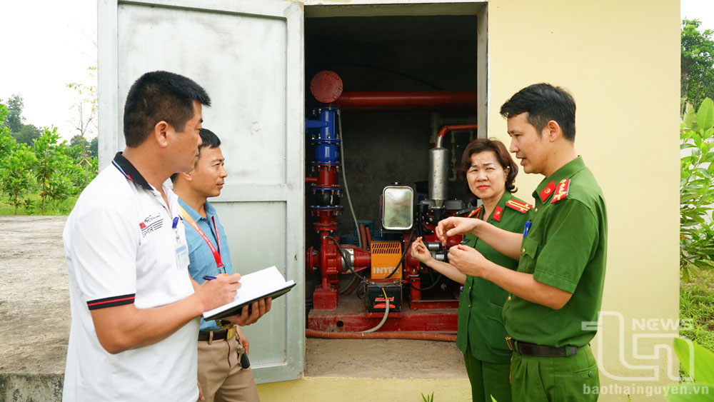 Đoàn kiểm tra làm việc tại Trường THPT Tức Tranh.