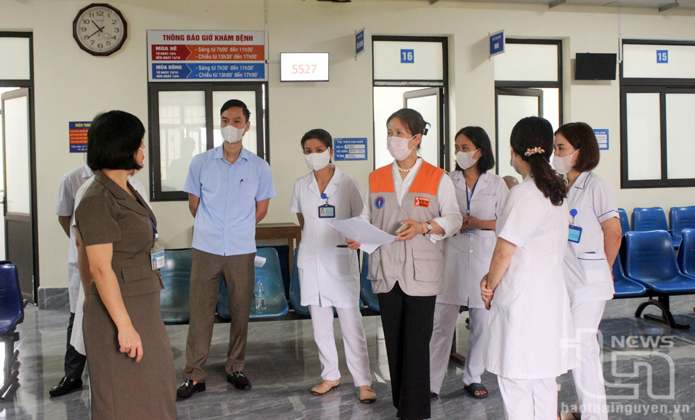 Đoàn công tác của Sở Y tế và Trung tâm Kiểm soát bệnh tật tỉnh kiểm tra, giám sát công tác phòng, chống dịch COVID-19 tại khu vực khám bệnh của Bệnh viện Gang thép.