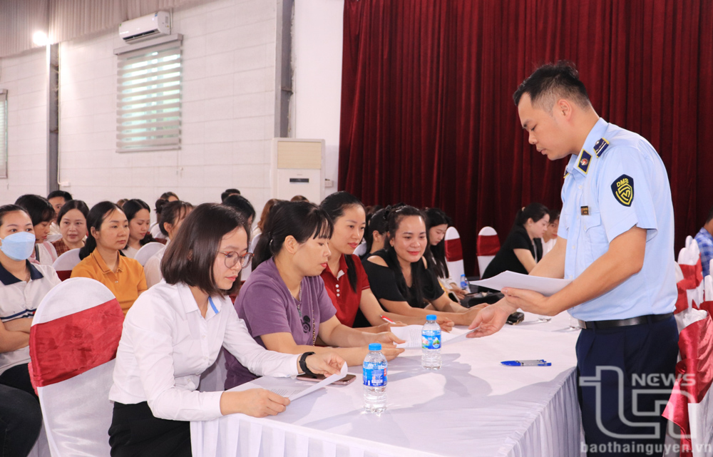 Phú Bình: Tuyên truyền, phổ biến pháp luật về kinh doanh sữa, thuốc tân dược