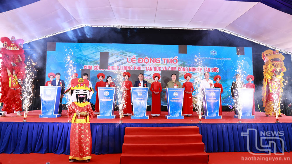 Các đại biểu thực hiện nghi thức động thổ Dự án CCN Tân Đức - Lương Phú và CCN Tân Đức. (Ảnh: Đình Sơn)
