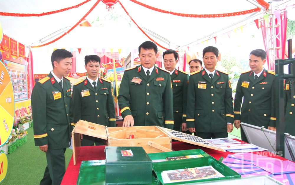 Thiếu tướng La Công Phương cùng các đại biểu tham quan trưng bày bên lề Đại hội.