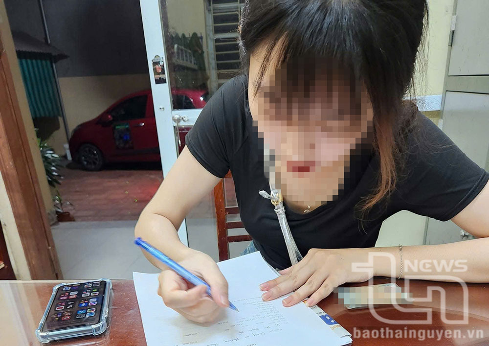 Người dân trình báo việc bị lừa đảo qua hình thức giả danh shipper tại Công an phường Thịnh Đán (TP. Thái Nguyên). (Đề nghị che mặt nhân vật)
