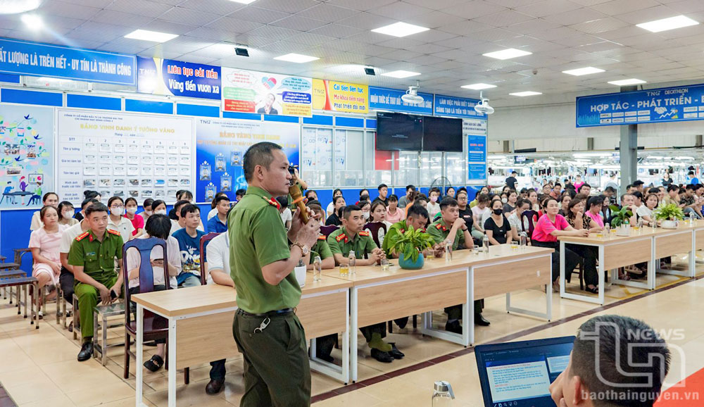 Cán bộ, chiến sĩ Công an tỉnh tuyên truyền Luật An ninh mạng và các biện pháp phòng, chống tội phạm lừa đảo trên không gian mạng cho công nhân Chi nhánh TNG Sông Công 3 (Công ty cổ phần Đầu tư và Thương mại TNG).