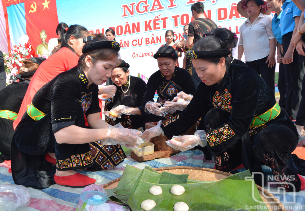 Người dân xóm Bản Đông, xã Ôn Lương, thi làm bánh từ gạo nếp Vải của quê hương.
