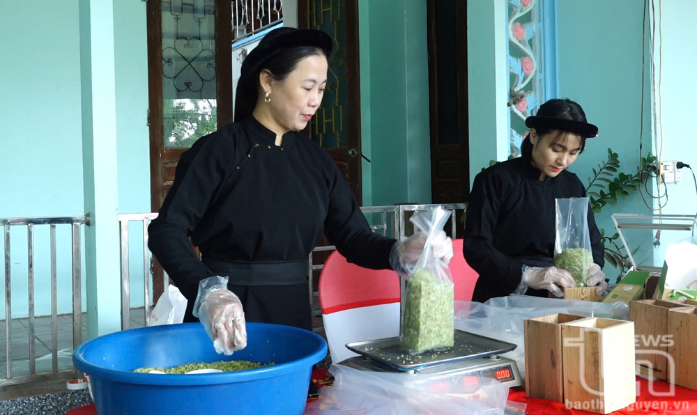 Người dân đóng gói sản phẩm cốm được làm từ gạo nếp Vải.