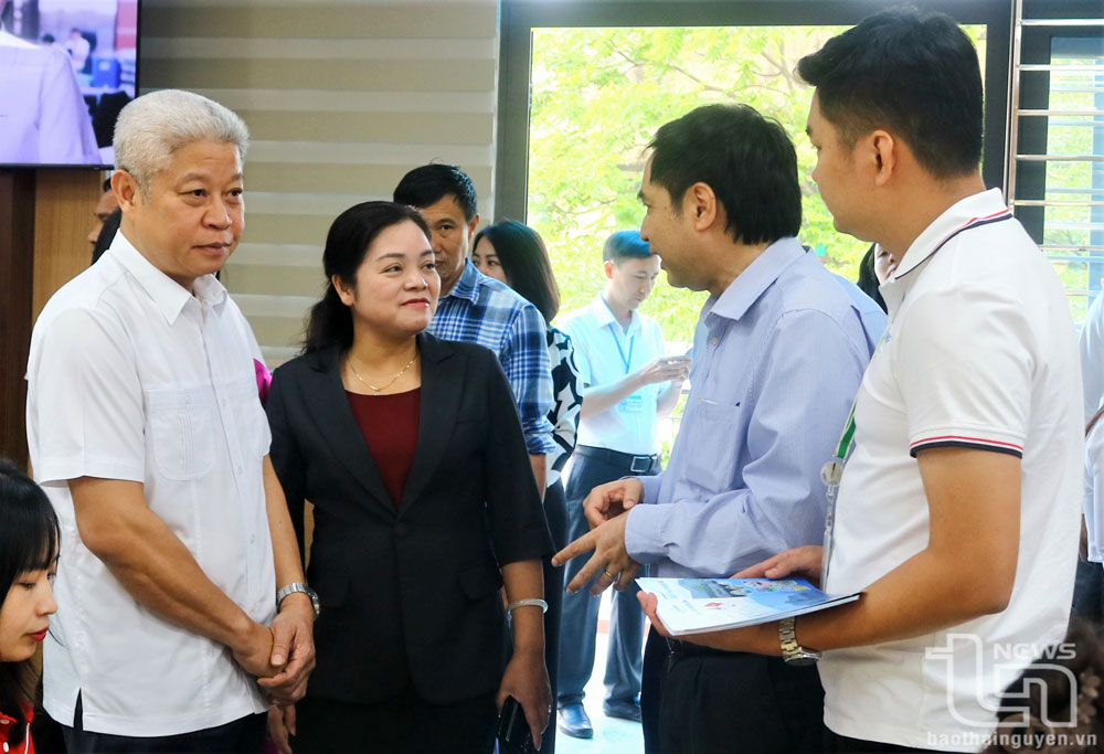 Đồng chí Phó Chủ tịch UBND tỉnh Nguyễn Thị Loan cùng các đại biểu tại Ngày hội.