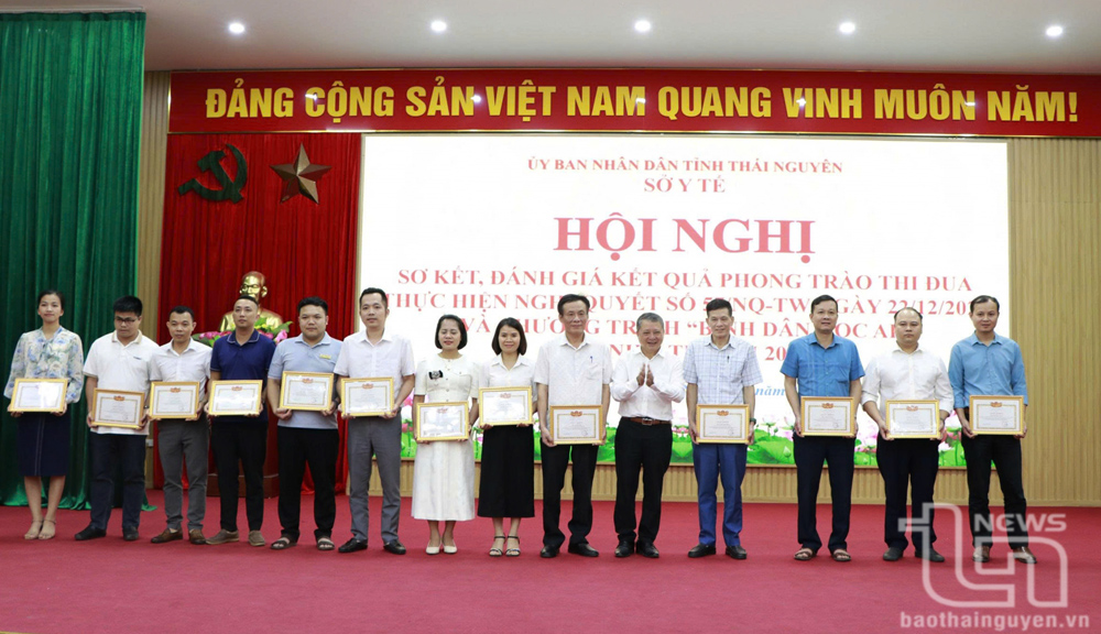 Lãnh đạo Sở Y tế tặng Giấy khen cho các cá nhân có thành tích xuất sắc trong triển khai Nghị quyết số 57-NQ/TW của Bộ Chính trị và Chương trình Bình dân học AI ngành Y tế năm 2025.