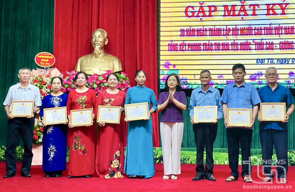 Những hội viên người cao tuổi tiêu biểu được nhận Giấy khen của UBND huyện Đại Từ.