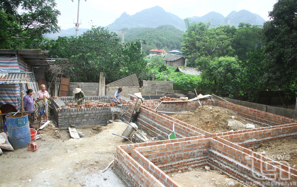Ngôi nhà mới của gia đình ông Lý Văn Canh (82 tuổi, ở xóm Làng Đèn, xã Tràng Xá, Võ Nhai) đang được xây dựng. Ảnh: Vũ Công