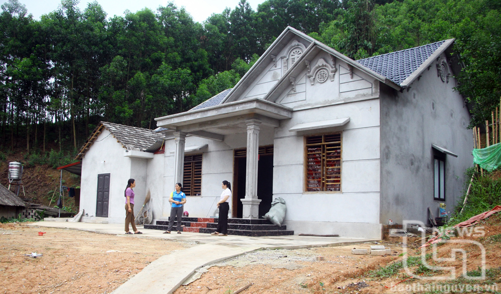 Thực hiện Chương trình xóa nhà tạm, nhà dột nát cho hộ nghèo, cận nghèo, nhiều gia đình ở huyện Võ Nhai đã được hỗ trợ xây nhà mới. Ảnh: Vũ Công