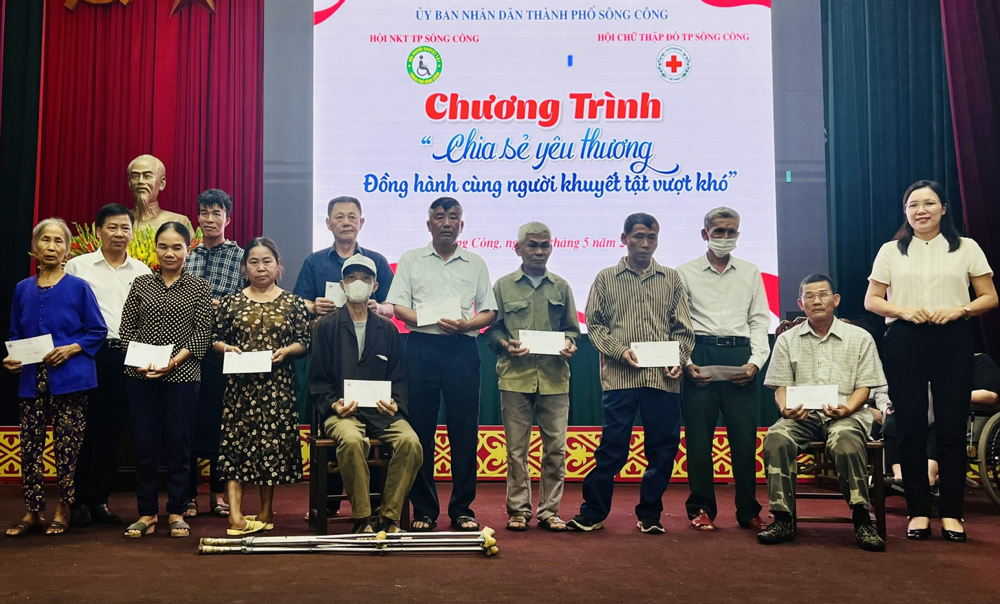 Trao tặng 134 suất quà cho người khuyết tật
