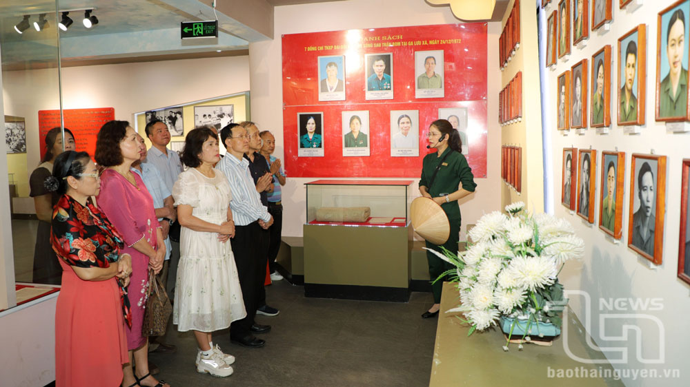 Các đại biểu tham quan Khu di tích lịch sử Quốc gia 60 liệt sĩ thanh niên xung phong Đại đội 915, Đội 91 Bắc Thái.
