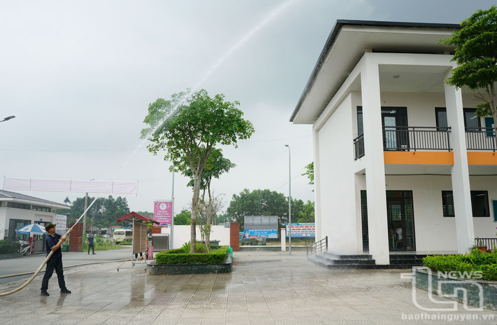 Tổ phòng cháy, chữa cháy của Trường THPT Tức Tranh kiểm tra, vận hành thử hệ thống bơm nước chữa cháy.