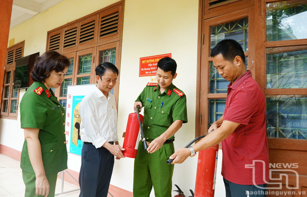 Cán bộ Phòng Cảnh sát phòng cháy chữa cháy và cứu nạn cứu hộ (Công an tỉnh) kiểm tra tại Trường THPT Phú Lương.