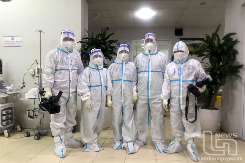 Nhà báo Quốc Tuân, Nguyên Ngọc và các y, bác sĩ Trung tâm Hồi sức tích cực người bệnh COVID-19 (Bệnh viện Trung ương Thái Nguyên) tại thời điểm tháng 2-2021.