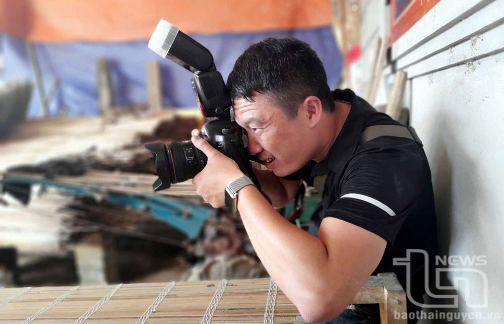 Dù trong hoàn cảnh nào, nhà báo phải là người thổi hồn vào con chữ và hình ảnh để “vẽ nên” những câu chuyện lay động trái tim, khơi gợi suy tư và truyền cảm hứng.