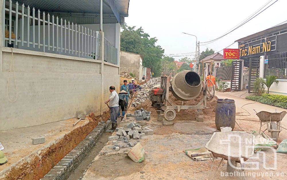 Người dân xóm Bình 2 và Trung 3, xã Điềm Thụy (Phú Bình) đã đồng thuận hiến hàng trăm mét vuông đất, tháo dỡ tài sản để xây dựng tuyến đường liên xóm.