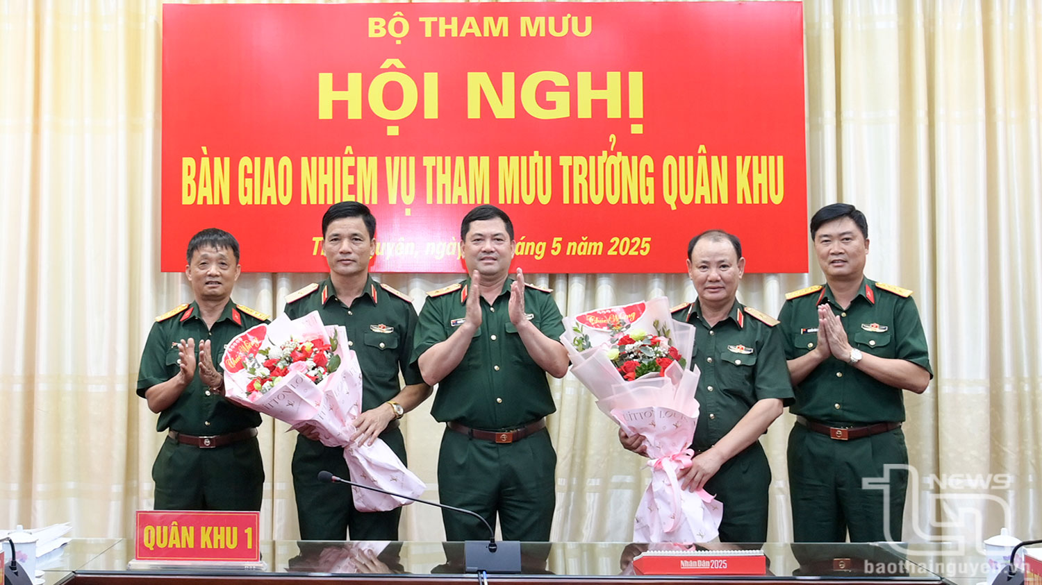 Trung tướng Nguyễn Hồng Thái cùng chỉ huy cơ quan Bộ Tham mưu Quân khu 1 tặng hoa chúc mừng Thiếu tướng Lê Xuân Thuân và Thiếu tướng Hoàng Văn Năm.