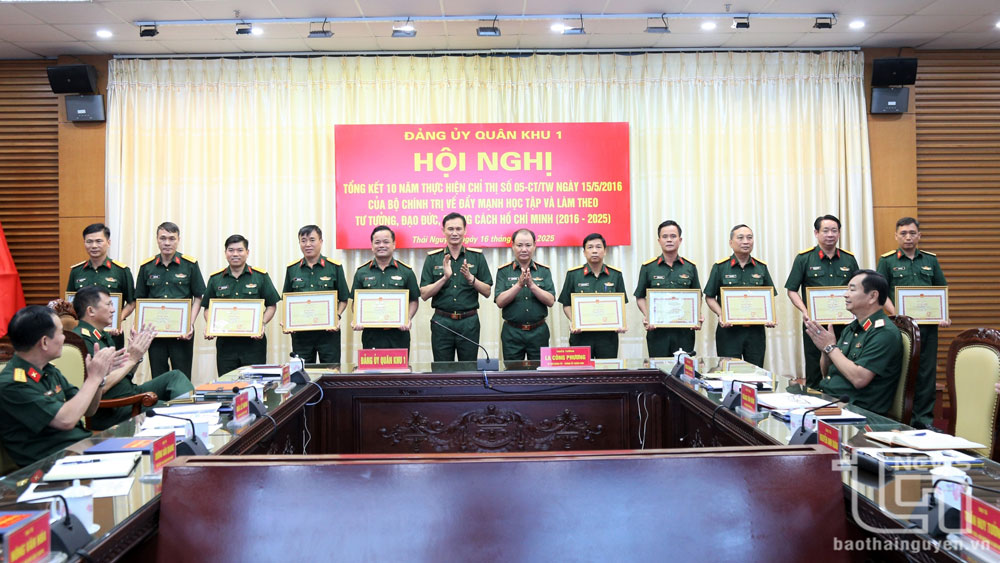 Các đồng chí lãnh đạo Quân khu 1 trao thưởng cho các cá nhân có thành tích xuất sắc trong thực hiện Chỉ thị số 05-CT/TW của Bộ Chính trị.