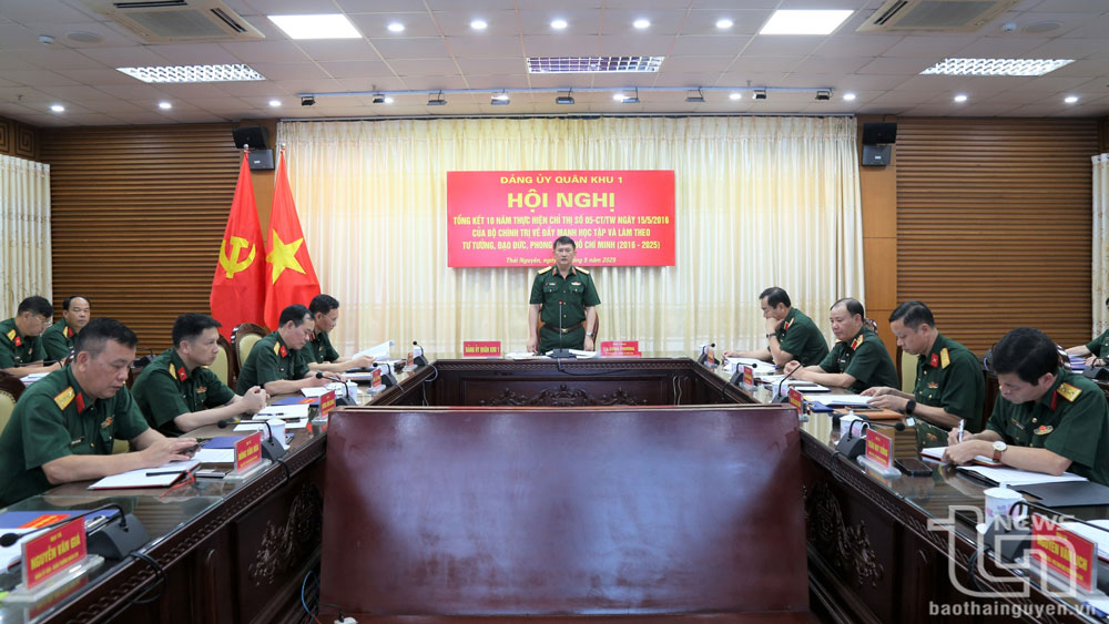Thiếu tướng La Công Phương, Bí thư Đảng ủy, Chính ủy Quân khu 1 phát biểu tại Hội nghị.