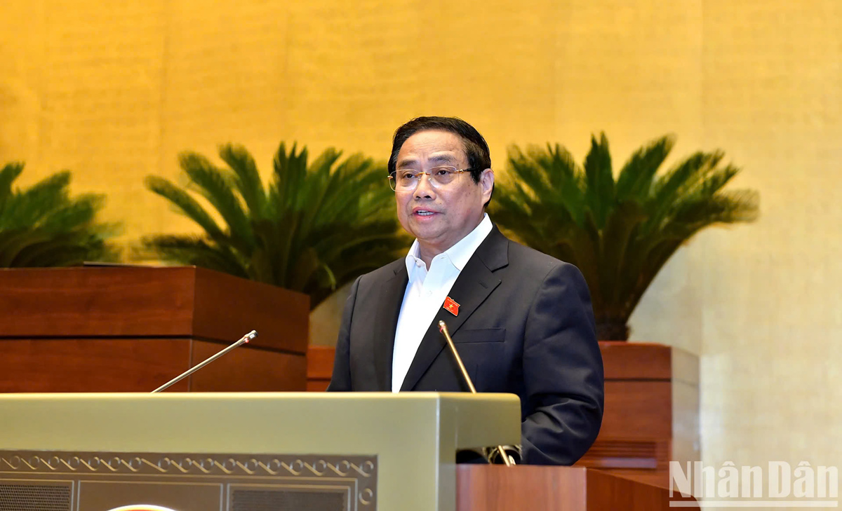 Đồng chí Phạm Minh Chính, Ủy viên Bộ Chính trị, Thủ tướng Chính phủ, trình bày chuyên đề “Nội dung trọng tâm, cốt lõi của Nghị quyết số 68-NQ/TW, ngày 4/5/2025 của Bộ Chính trị về phát triển kinh tế tư nhân và kế hoạch hành động thực hiện Nghị quyết số 68-NQ/TW”. Ảnh: nhandan.vn