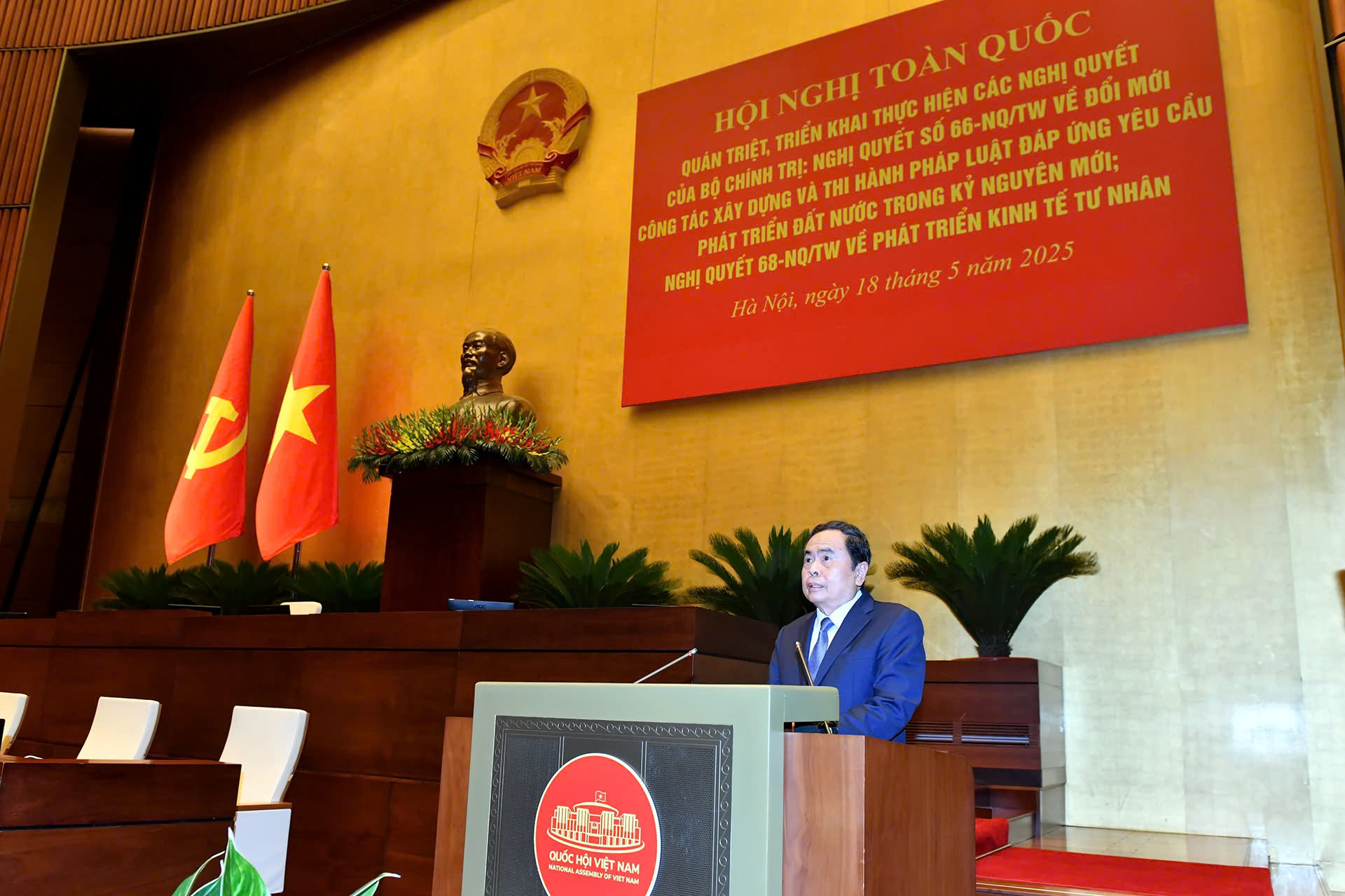 Đồng chí Trần Thanh Mẫn, Ủy viên Bộ Chính trị, Chủ tịch Quốc hội, trình bày chuyên đề: “Nội dung trọng tâm, cốt lõi của Nghị quyết số 66-NQ/TW, ngày 30/4/2025 của Bộ Chính trị về đổi mới công tác xây dựng và thi hành pháp luật đáp ứng yêu cầu phát triển đất nước trong kỷ nguyên mới và kế hoạch hành động thực hiện Nghị quyết số 66-NQ/TW”. Ảnh: nhandan.vn