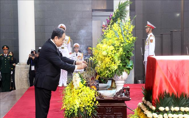 Đoàn Quốc hội do đồng chí Trần Thanh Mẫn, Ủy viên Bộ Chính trị, Chủ tịch Quốc hội làm Trưởng đoàn vào viếng đồng chí Trần Đức Lương và chia buồn cùng gia quyến.