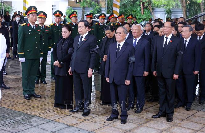 Đoàn Quốc hội do đồng chí Trần Thanh Mẫn, Ủy viên Bộ Chính trị, Chủ tịch Quốc hội làm Trưởng đoàn vào viếng đồng chí Trần Đức Lương và chia buồn cùng gia quyến.
