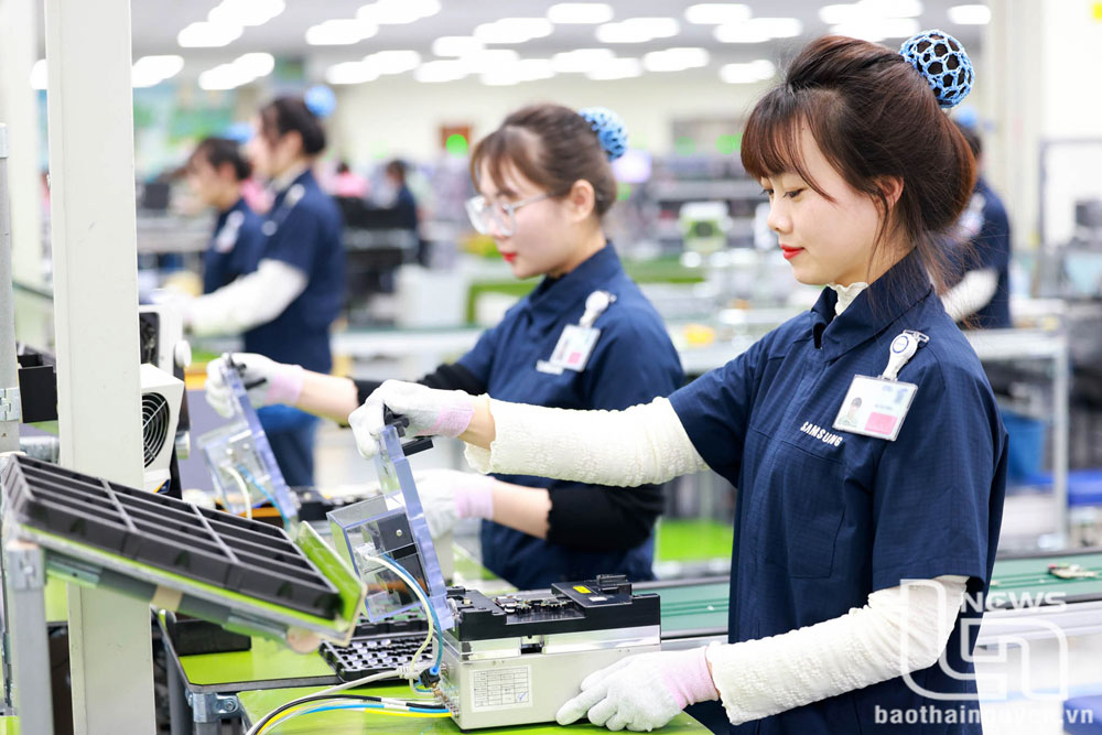 Công nhân Công ty TNHH Samsung Electronics Việt Nam Thái Nguyên lắp ráp điện thoại thông minh.
