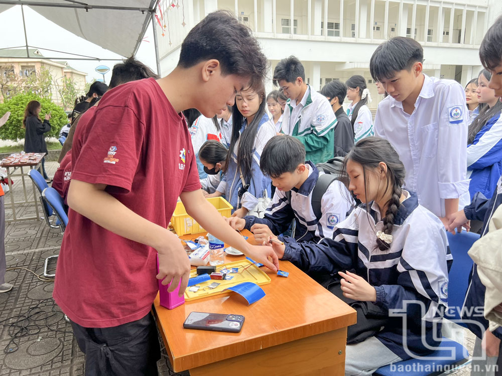 Học sinh các trường THPT trên địa bàn tỉnh tham gia sân chơi khám phá công nghệ.