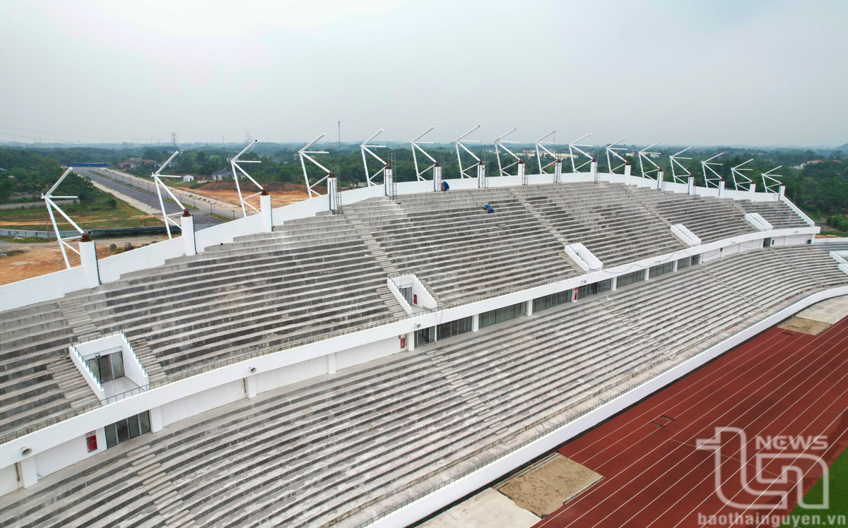 Sau khi hoàn thành gói thầu thi công mái che, các khán đài của Sân vận động sẽ được lắp đặt hệ thống ghế ngồi hiện đại.