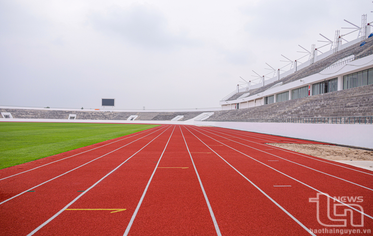 Ngoài phục vụ thi đấu bóng đá, Sân vận động Thái Nguyên còn có đường pitch bao quanh với 8 đường chạy vòng, 10 đường chạy thẳng để phục vụ thi đấu điền kinh và nhiều môn thể thao khác.