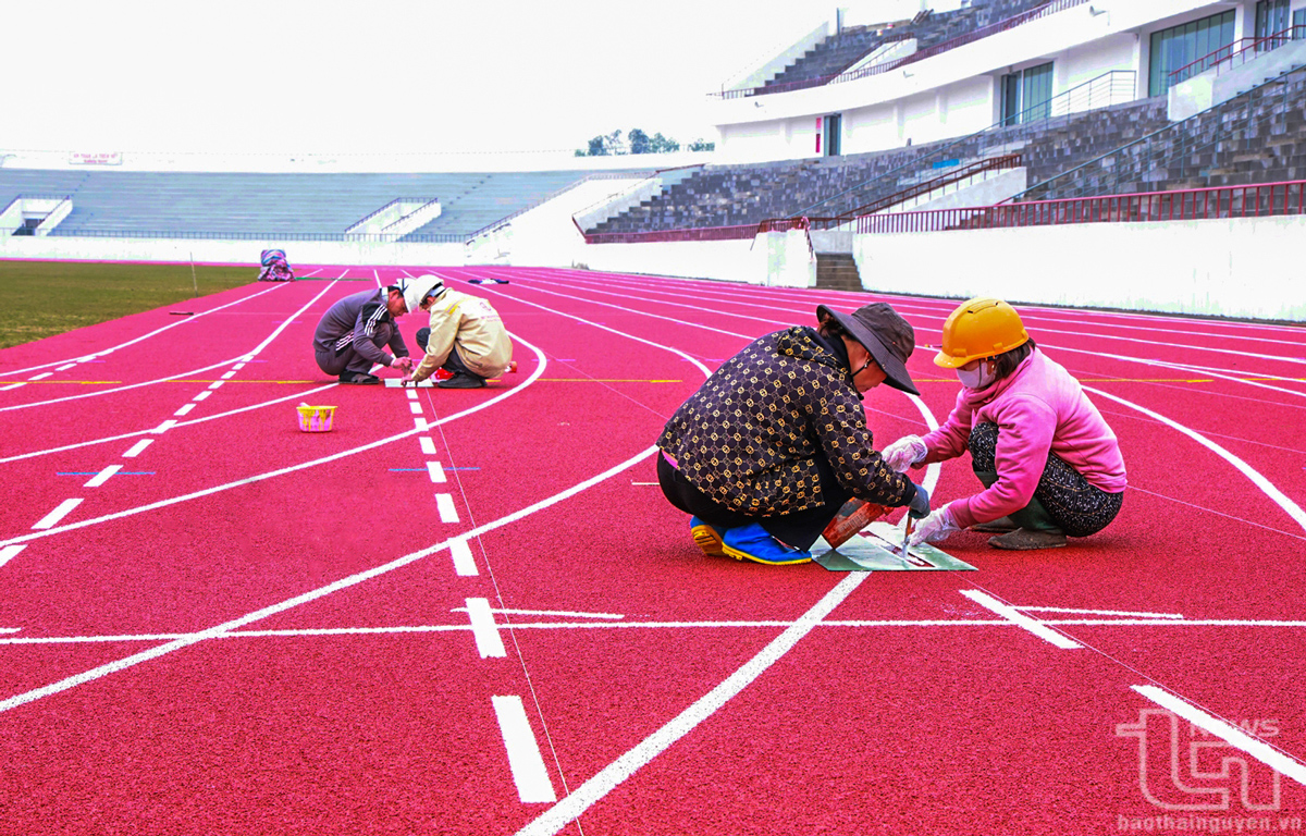 Các công nhân thi công đường pitch.