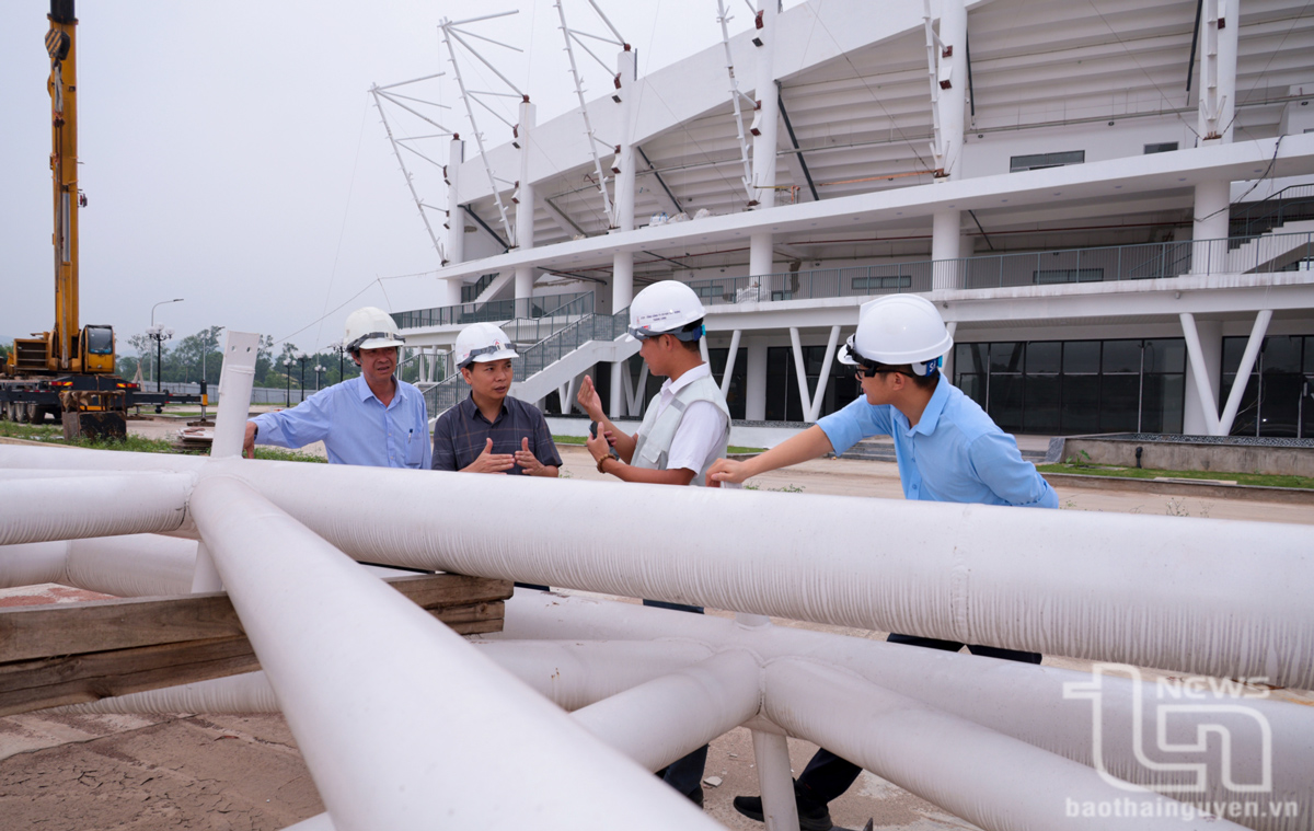 Đại diện chủ đầu tư và đơn vị tư vấn giám sát tiến hành nhiệm thu khung dàn mái trước khi lắp đặt.