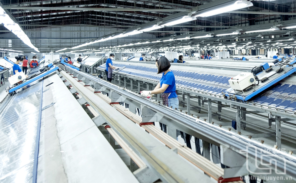 Dây chuyền in các họa tiết, logo trên vải tại Chi nhánh may Sông Công I, Công ty CP Đầu tư và Thương mại TNG. Ảnh: L.K