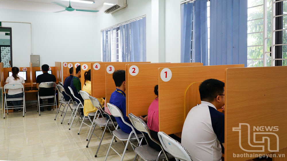 Các thí sinh làm bài thi lý thuyết.