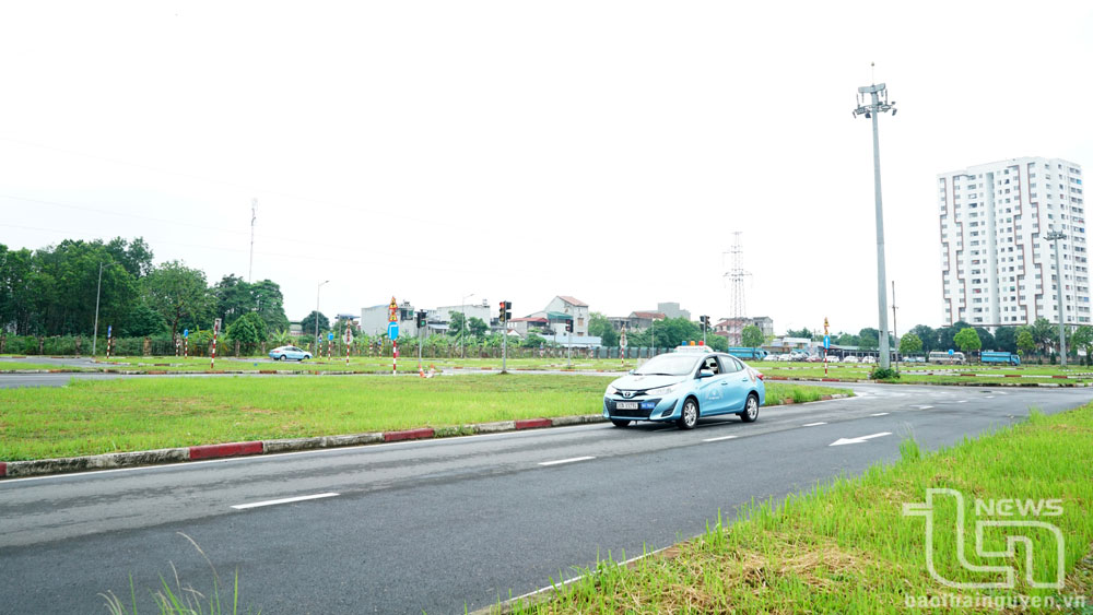 Thí sinh tham gia phần thi chạy xe trong sa hình.