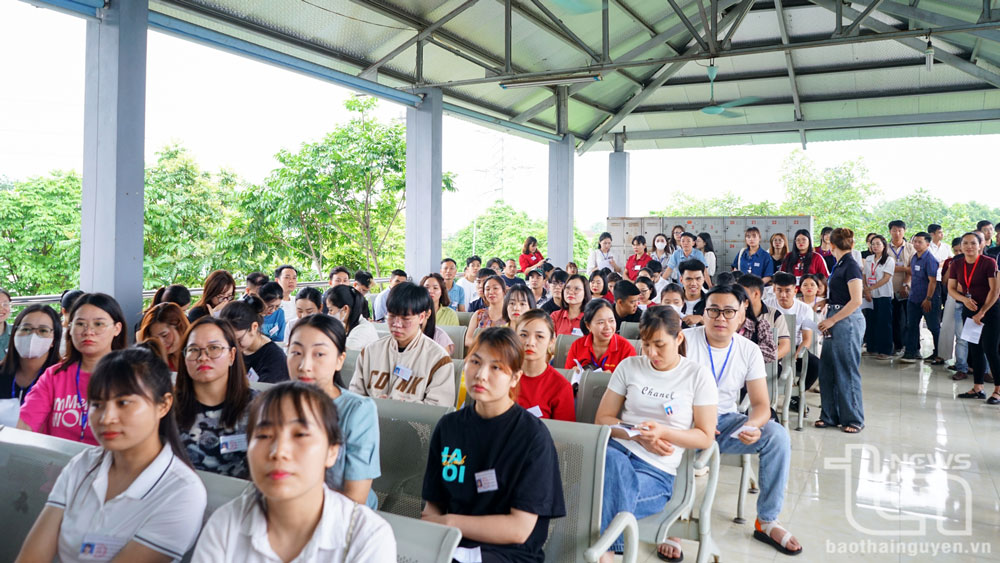 Các thí sinh tham gia kỳ sát hạch lái xe ô tô đầu tiên do Công an tỉnh Thái Nguyên tổ chức.
