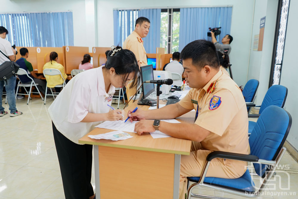 Thí sinh làm thủ tục trước khi bắt đầu phần thi lý thuyết.