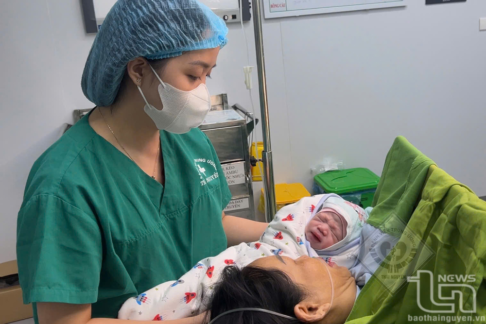 IVF mang hạnh phúc cho người mẹ 51 tuổi