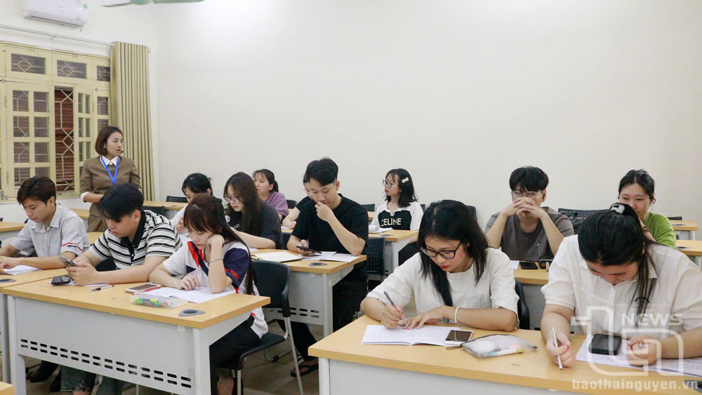Sinh viên báo chí học môn chuyên ngành trên giảng đường.