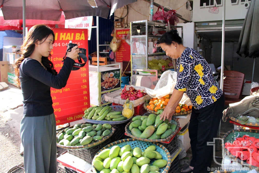 Bạn Đồng Ngọc Linh, sinh viên năm 3, Trường Đại học Khoa học Thái Nguyên, làm bài tập môn Kỹ thuật nhiếp ảnh.