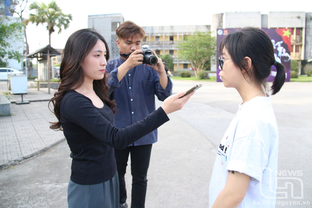 Sinh viên Khoa báo chí, Trường Đại học Khoa học Thái Nguyên, tác nghiệp phỏng vấn nhân vật.