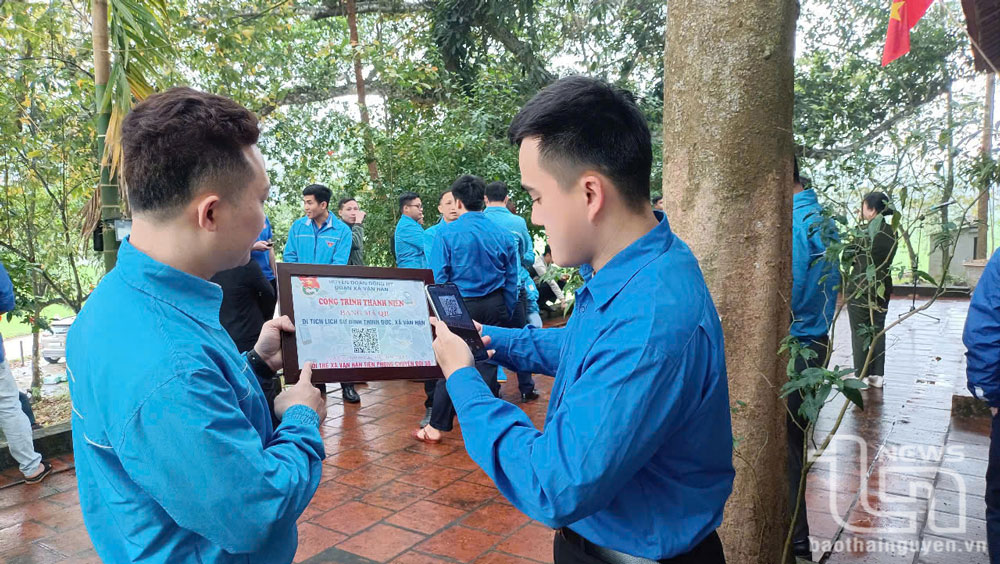 Đoàn viên thanh niên huyện Đồng Hỷ tìm hiểu về Di tích lịch sử đình Vân Hán, xã Văn Hán, thông qua mã QR.