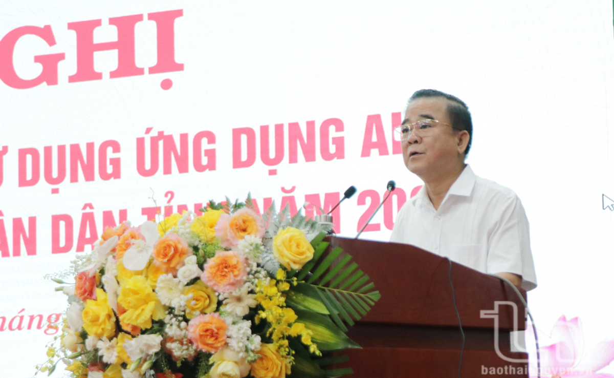 Đồng chí Phó Chủ tịch Thường trực HĐND tỉnh Đỗ Đức Công phát biểu khai mạc Hội nghị.